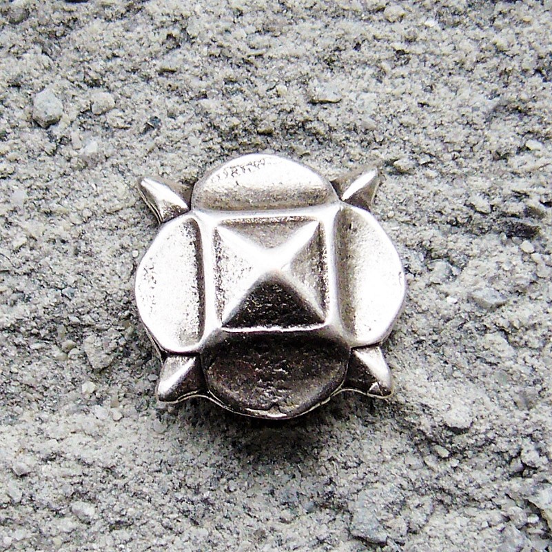 [N-184-1] Rüstungsniete „Grönland“ silberfarben – Mittelalterlicher Pyramiden-Beschlag aus Zamak