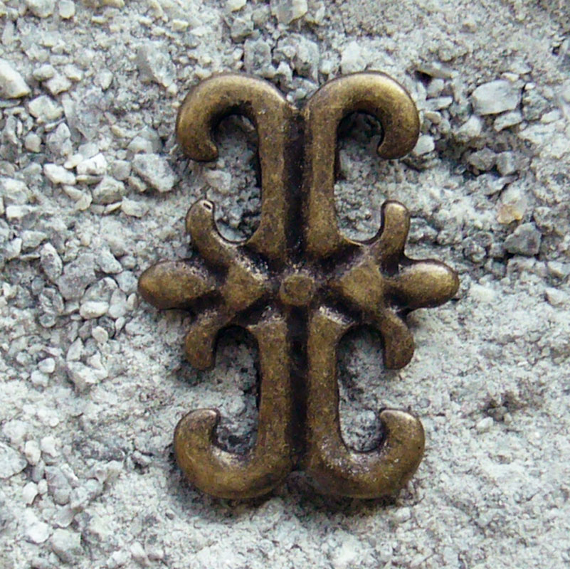 [N-263-21] Lilien-Kreuz altmessing – 35 mm mittelalterlicher Beschlag mit Zierniete & Fleur-de-Lys-Design