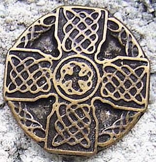 [N-228-21] keltisches Flechtkreuz, altmessingfarbener Beschlag