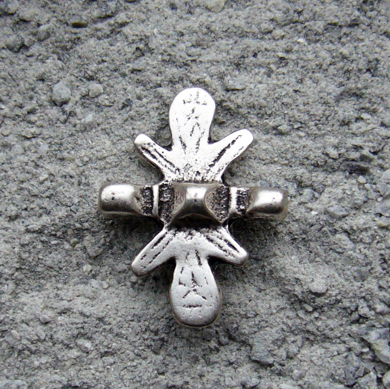 [N-224-1] Rüstungsniete „Island“ silberfarben – Kreuzförmiger Mittelalter-Beschlag für Gewand & Rüstung