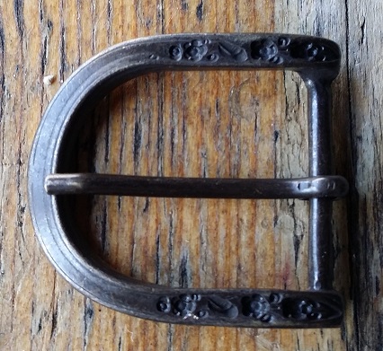 [B1294-24] Gürtelschließe „STAMP“ – Brandmessingfarbene Dorn-Halbschließe mit floralen Prägungen für 3,5 cm Riemen