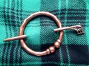 nordische Plaid-Fibel Ball, kupferfarben