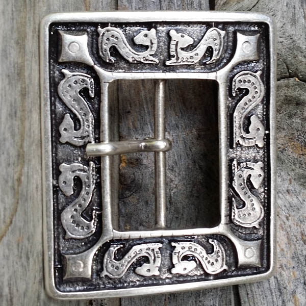 [B699-1] Baltic Gürtelschließe silberfarben – Rechteckige 4 cm Mittelalterschließe mit Tierornamentik aus dem Baltikum