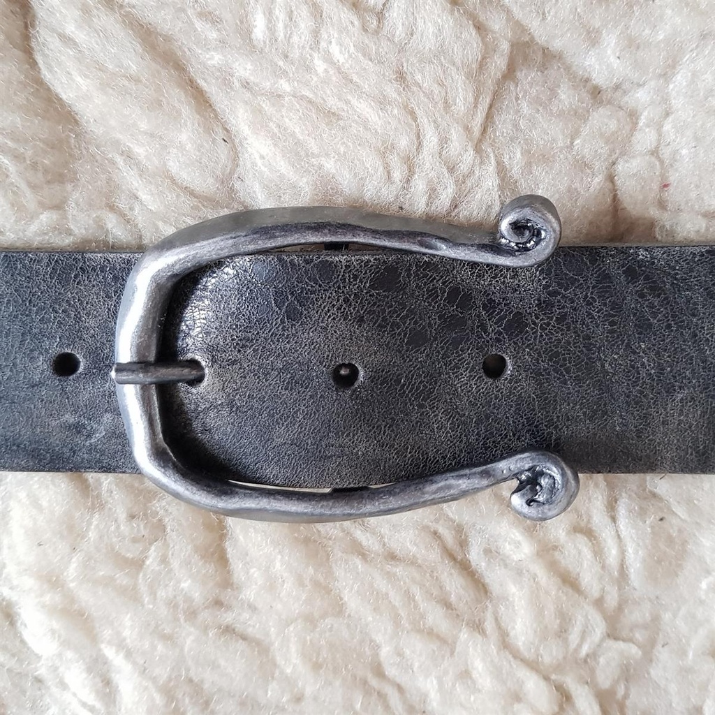 [B639-3] Dornschließe „Omega“ – Eisenfarbene Schnalle in geschmiedeter Mittelalter-Optik für 4 cm Gürtel