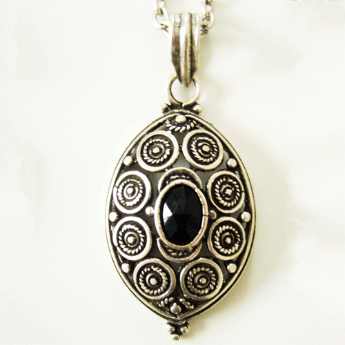 Halskette mit Anhänger - Aglaja