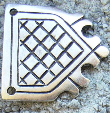 [T-685-1] Erik Gürtelspitze 4 cm silberfarben – ZAMAK-Zierbeschlag mit Nieten für historische Gürtelabschlüsse