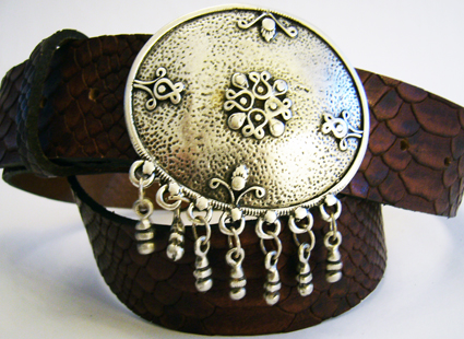 [B1207-1] Gürtelschließe Jasmin silberfarben – 4 cm orientalische Fantasy-Schnalle mit Anhängern für LARP & Gewandung