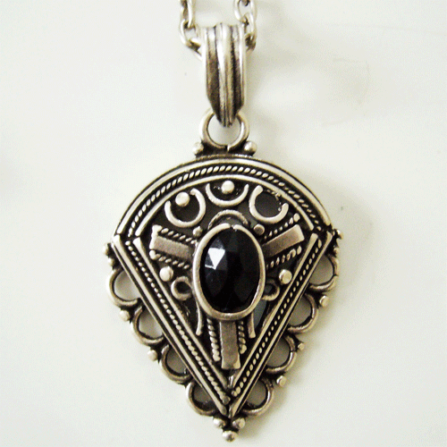 Halskette mit Anhänger - Kala