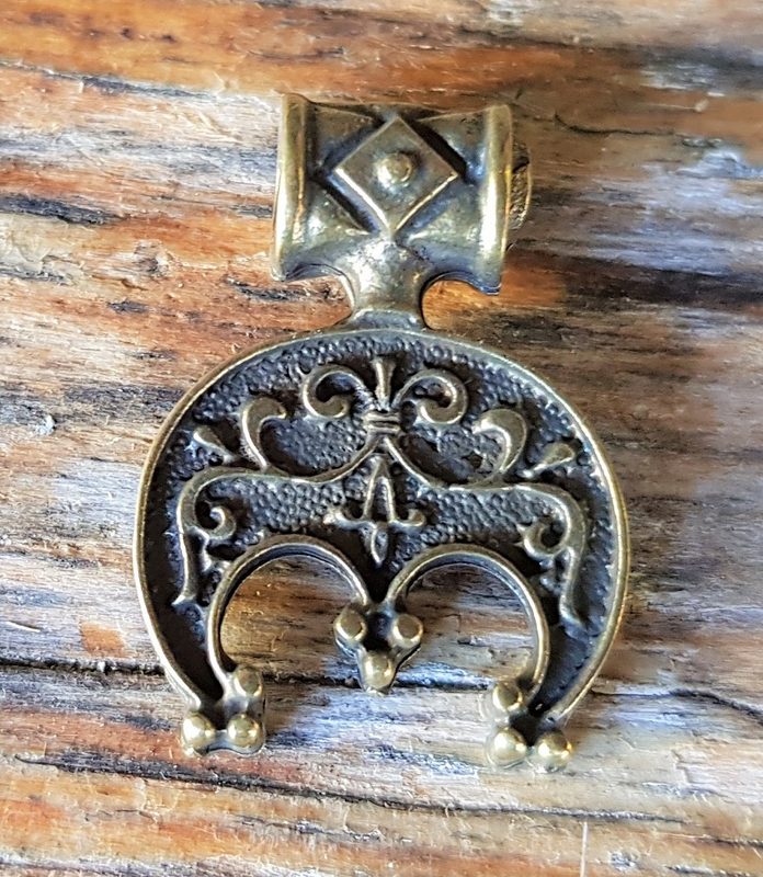 Magyar Anhänger messingfarben – Kleiner Symbolanhänger aus Zamak im traditionellen Stil