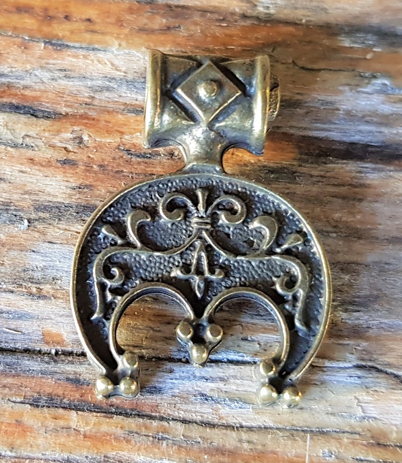 Magyar Anhänger messingfarben – Kleiner Symbolanhänger aus Zamak im traditionellen Stil