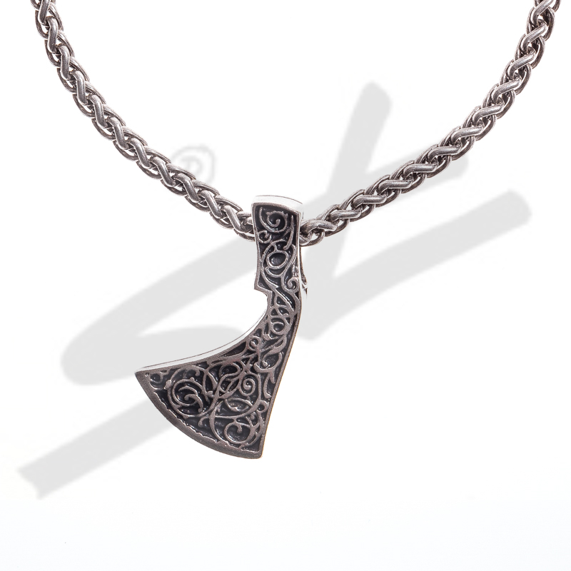 Halskette „Franziska Axt“ – Silberfarbener Anhänger mit filigraner Gravur