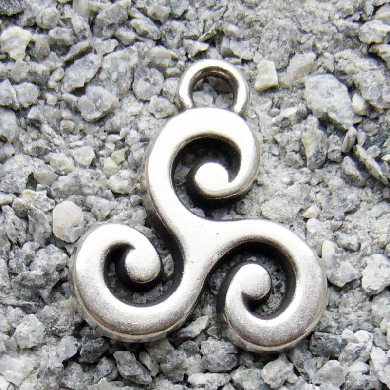 Triskele Anhänger silberfarben – Keltisches Symbol der Dreieinigkeit aus Zamak