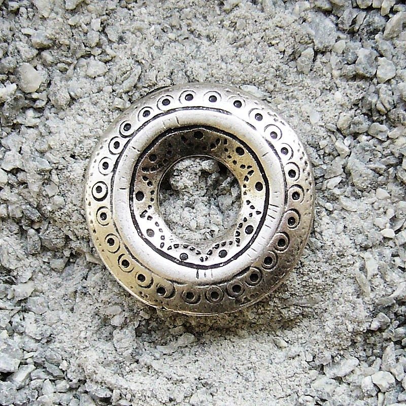 [N-189-1] Ringniete – Silberfarbener, verzierter Zierbeschlag im Ringdesign