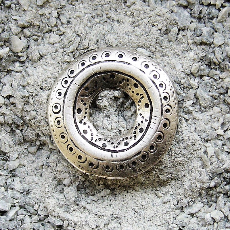 [N-189-1] Ringniete – Silberfarbener, verzierter Zierbeschlag im Ringdesign