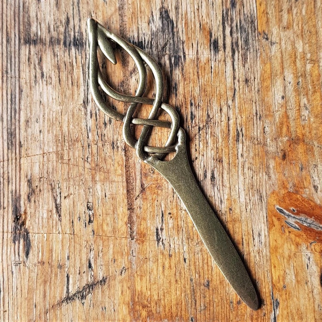 Haarnadel „FREYA“ – Messingfarbene Haarnadel mit keltischem Knotenmotiv
