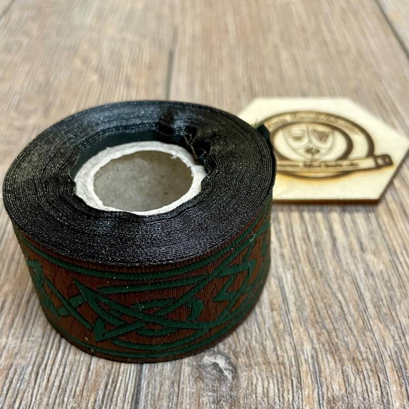[B33115-5m-brngrasgrn] Borte Keltisch 4 in braun-grün, 33 mm auf 5 m Rolle - Webborte zur Verzierung mittelalterlicher Kostüme und Larp Gewandungen