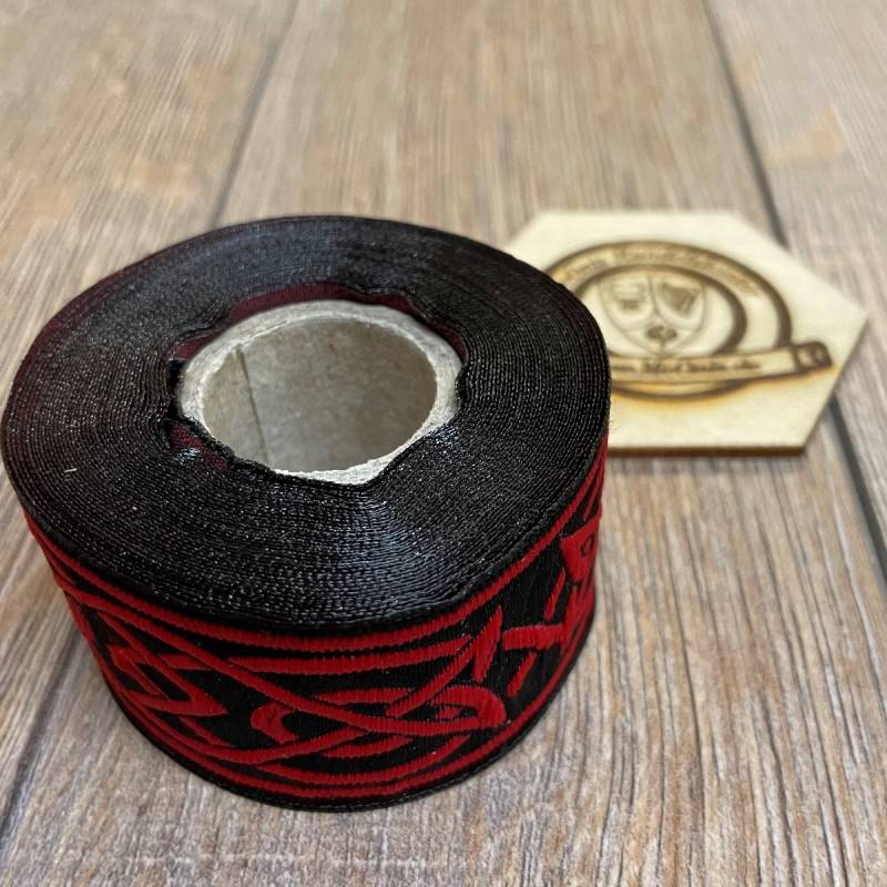 [B33115-5m-schwrot] Borte Keltisch 4 in schwarz-rot, 33 mm auf 5 m Rolle - Webborte zur Verzierung mittelalterlicher Kostüme und Larp Gewandungen