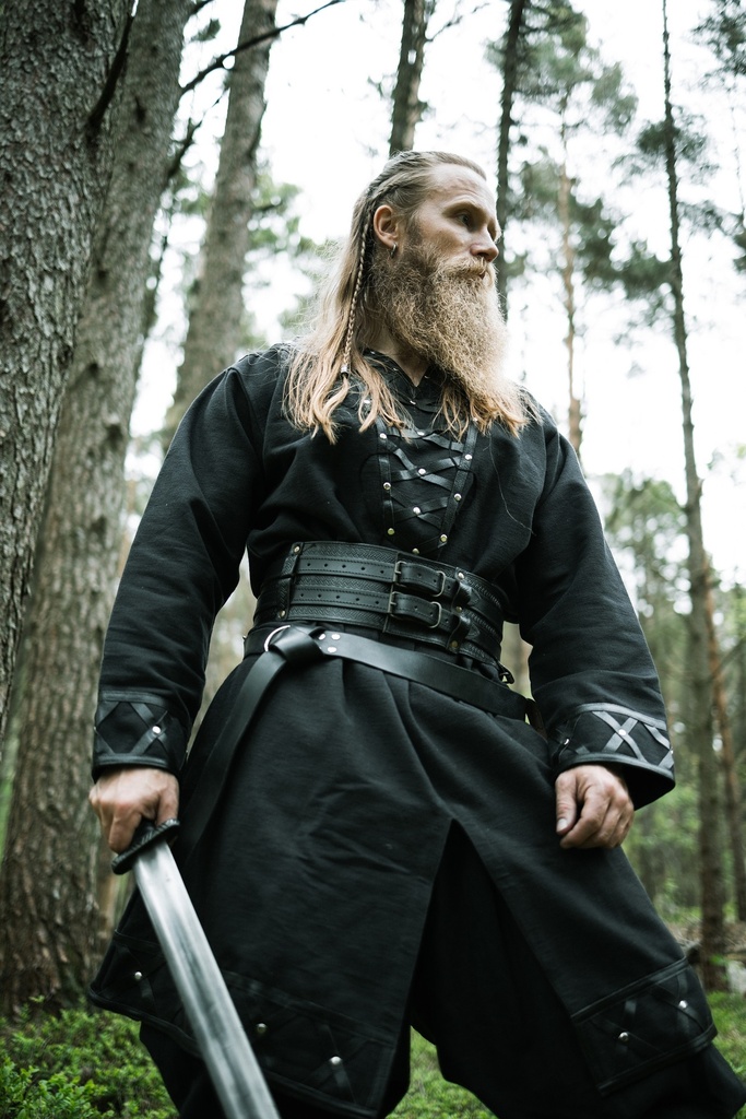 [8149s] Wikingertunika Erik schwarz  mit Lederapplikation und Nieten Wikinger (S)