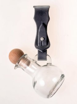 Glas-Karaffe mit Leder-Gürtel-Halter - 0,1 l