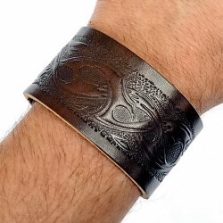 [03 A-G 4 TR.fa.br.gr.kl] Leder-Armband in 4 cm Breite - Tribal (braun, klein)