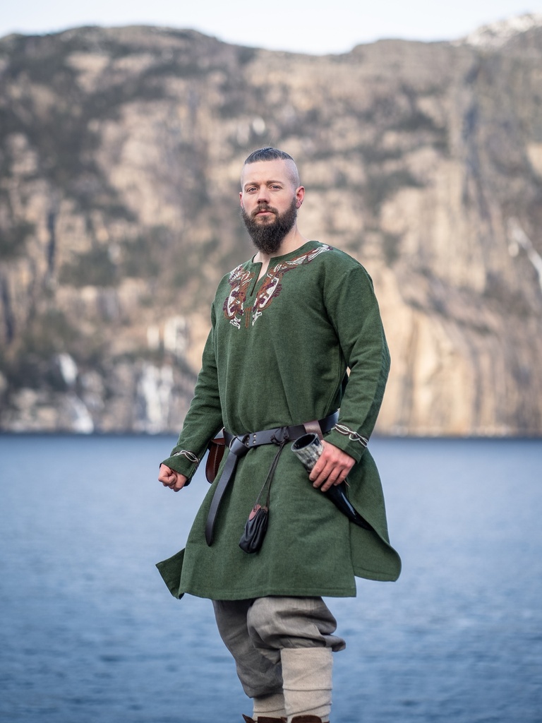 [8774g.gr.s] Wikinger Tunika "Snorri" mit Urnes-Stil Handstickerei Grün (S)