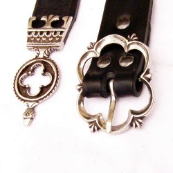 [10 MA 3:B Z.kl.br.si] Mittelalter Gürtel mit Riemenende 13. - 14. Jhd. Ledergürtel 3,0 cm breit (S, braun, silber)