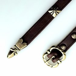 [10 MA 15:A ZN.br.si] Spätmittelalter Ledergürtel mit Riemenende und Nieten 1,5 cm - Accessoire für Mittelalter Reenactment, Larp & Fantasy Gewandung (braun, silber)