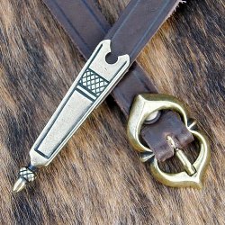 [10 MA 15:B Z.br.si] Spätmittelalter Ledergürtel mit Riemenende 1,5 cm 1250 - 1400 Jhd. - Accessoire für Mittelalter Reenactment, Larp & Fantasy Gewandung (braun, silber)