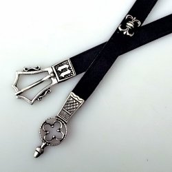 [10 MA 15:C ZN.br.si] Spätmittelalter Ledergürtel mit Riemenende und Ziernieten 1,5 cm 1390 - 1420 - Accessoire für Mittelalter Reenactment, Larp & Fantasy Gewandung (braun, silber)