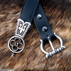 [10 MA 2:B Z.le.br.gr.s.me.si] Spätmittelalterlicher Ledergürtel 2,0 cm mit Riemenende - Accessoire für Mittelalter Reenactment, Larp & Fantasy Gewandung (S, braun, silber)