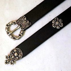 [10 MA 2:E ZN.le.br.gr.s.me.si] Spätmittelalterlicher Ledergürtel  aus England  mit Riemenende und Ziernieten 2,0 cm breit - Accessoire für Mittelalter Reenactment, Larp & Fantasy Gewandung (S, braun, silber)