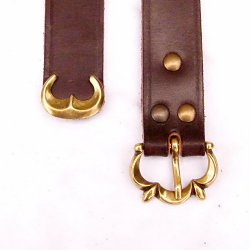 [10 MA 3:A Z.kl.br.si] Hochmittelalter Ledergürtel mit Riemenende, 3,0 cm breit (S, braun, silber)