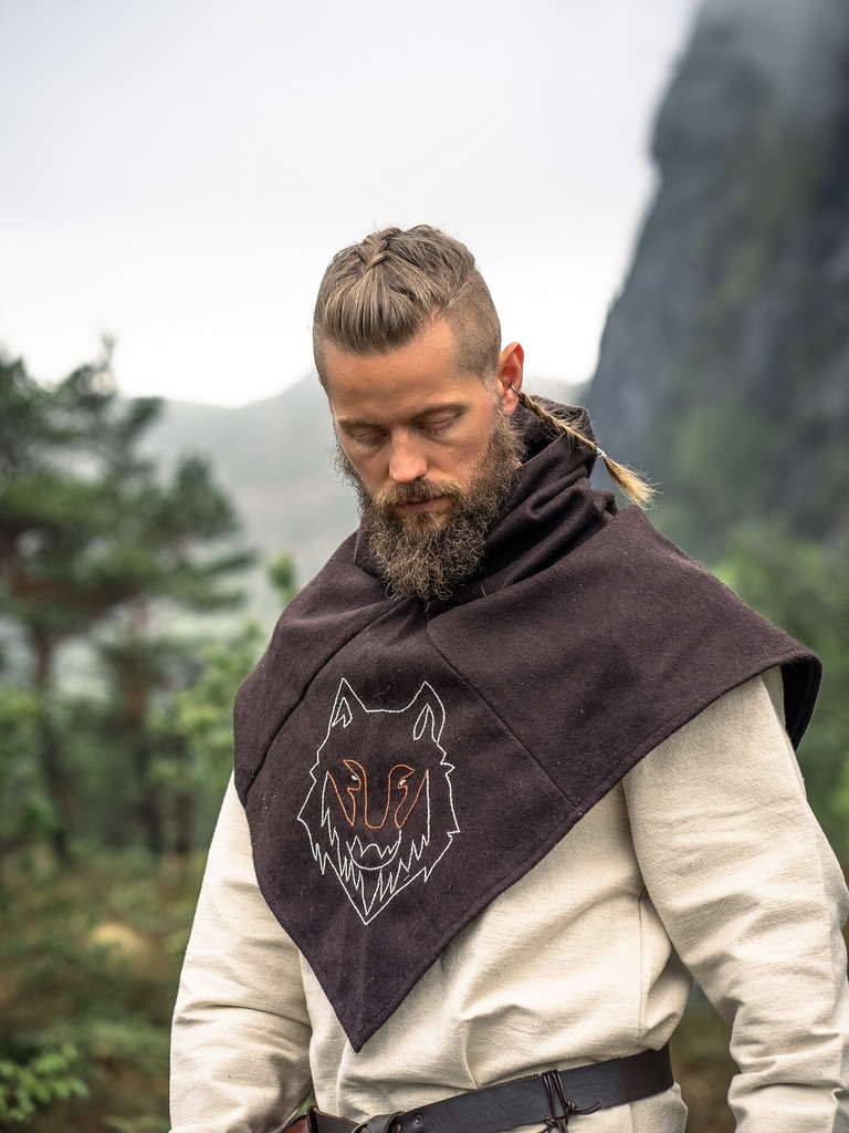 [2689b] Skjoldehamn Gugel "Halfdan" in Braun mit Wolfsstickerei – Authentische Wikinger-Kopfbedeckung