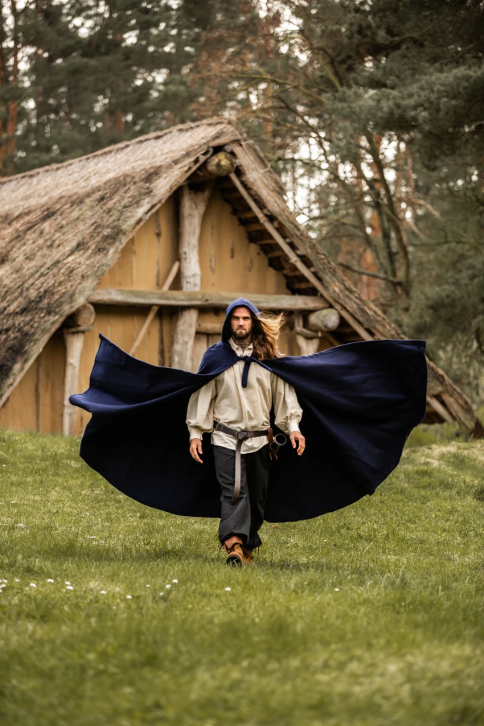 [6009bl] Wollumhang mit langer Kapuze "Hervir" in Blau – Authentischer Schutz für Mittelalter-Enthusiasten