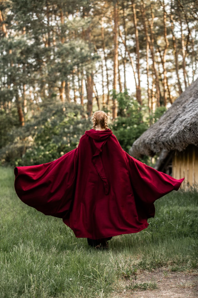[6009r] Wollumhang mit langer Kapuze "Hervir" in Rot – Authentischer Umhang für Mittelalter und LARP