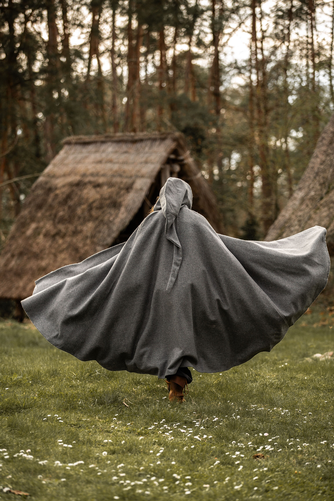 [6009gr] Wollumhang mit langer Kapuze "Hervir" in Grau – Authentischer Schutz für Mittelalter und LARP