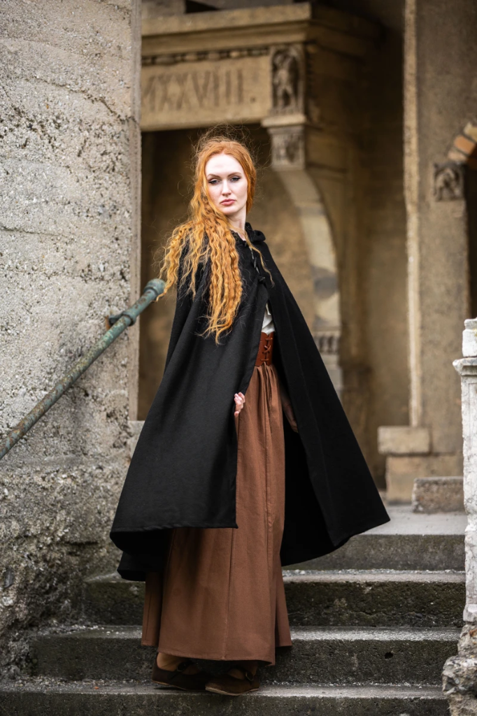 [6201s] Umhang mit langen Knöpfen "Marie" in Schwarz – Eleganter Mittelalterlicher Umhang für Damen