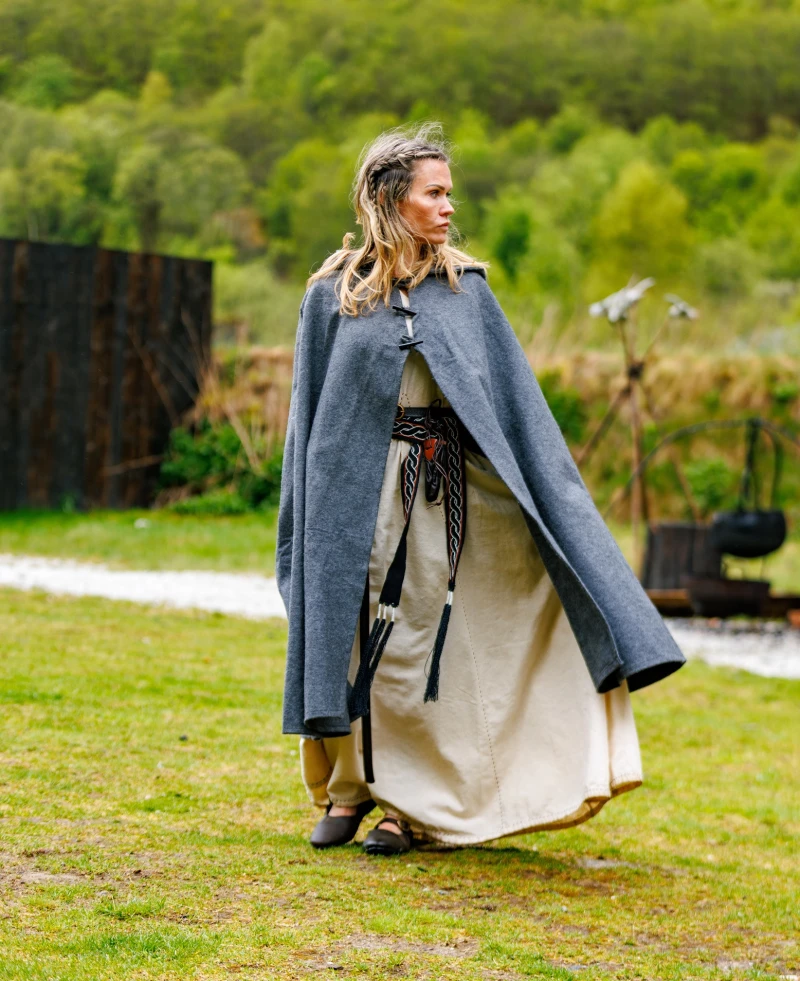 Umhang mit langen Knöpfen "Marie" in Grau – Zeitloser Mittelalterumhang für Damen