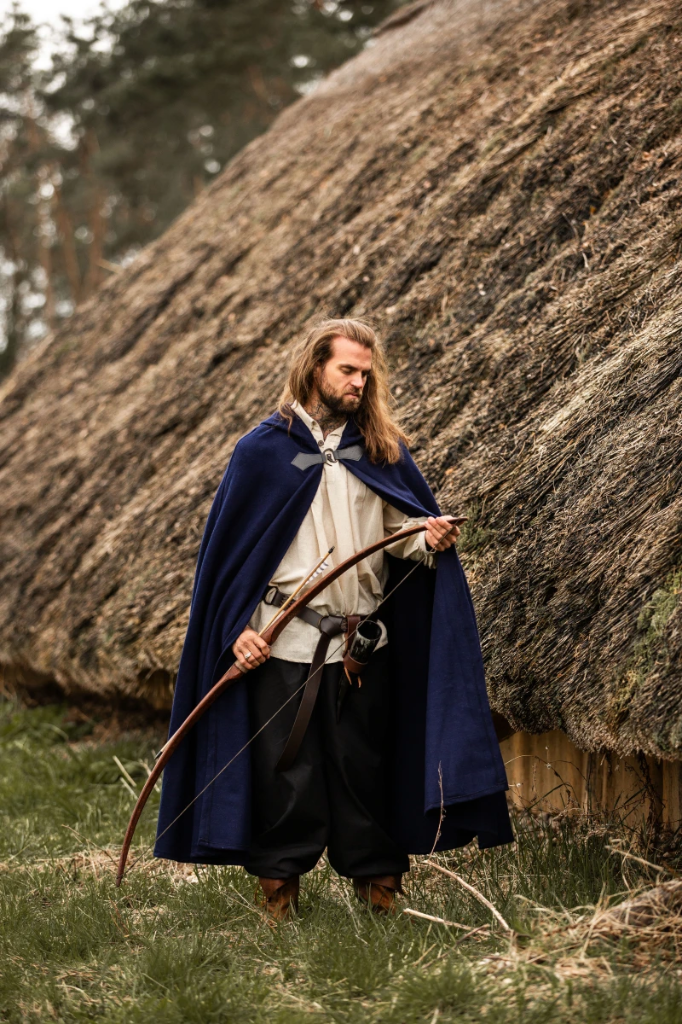 Umhang mit Metallspange Mantel Halbkreismantel aus Wolle - Gewand für Mittelalter, Larp und Reenactment (131 cm)