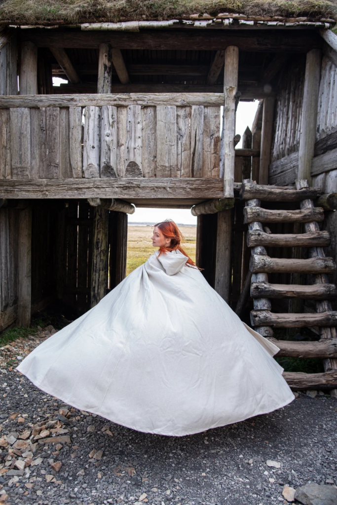 [6008n] Umhang mit Metallspange Mantel Halbkreismantel aus Wolle - Gewand für Mittelalter, Larp und Reenactment (131 cm)