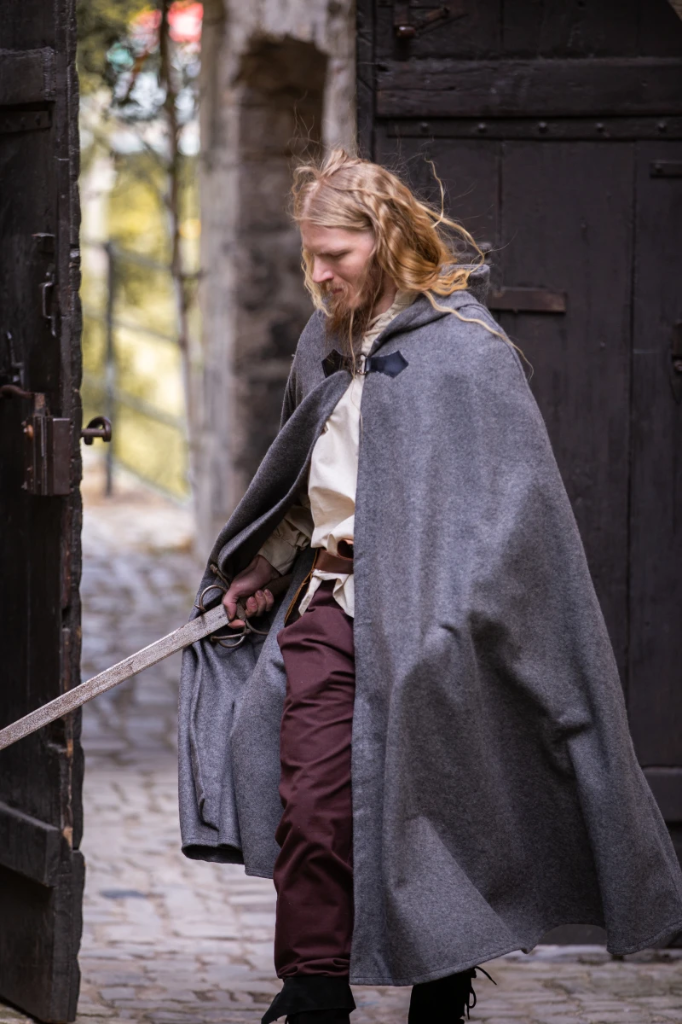 Wollumhang mit Wolfsschließe "Tjark" in Grau – Robustes Accessoire für Mittelalter und LARP (131 cm)