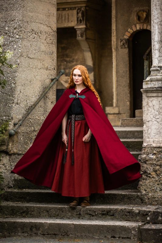 Wollumhang mit Wolfsschließe "Tjark" in Rot – Eindrucksvolles Accessoire für Mittelalter und LARP