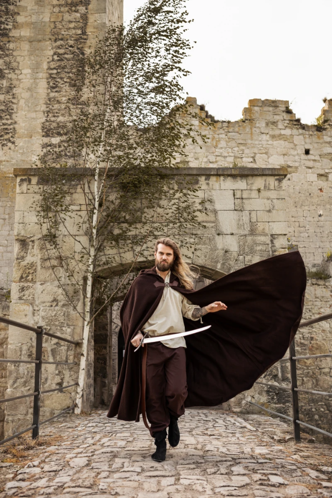 Wollumhang mit Wolfsschließe "Tjark" in Braun – Authentisches Accessoire für Mittelalter und LARP  (131 cm)