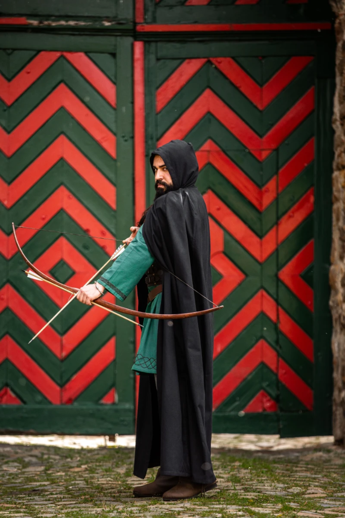 [7019s] Mittelalterlicher Baumwollumhang "Gunnar" in Rot – Ein Blickfang für historische Gewandungen