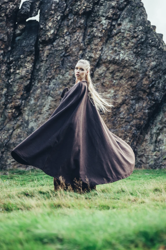 [6020b] Mittelalterumhang ohne Kapuze "Kuno" in Braun – Zeitloser Begleiter für authentische Darstellungen