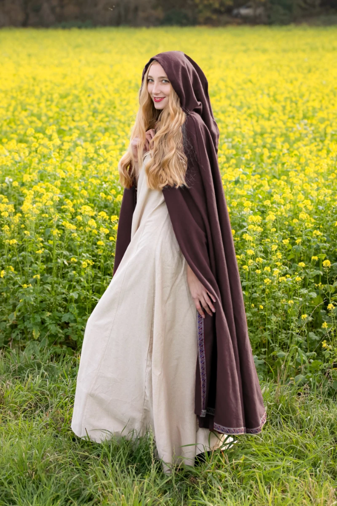 [6018b] Wollumhang mit Bordüre und Fibel "Daniel" in Braun – Stilvolles Accessoire für mittelalterliche Authentizität