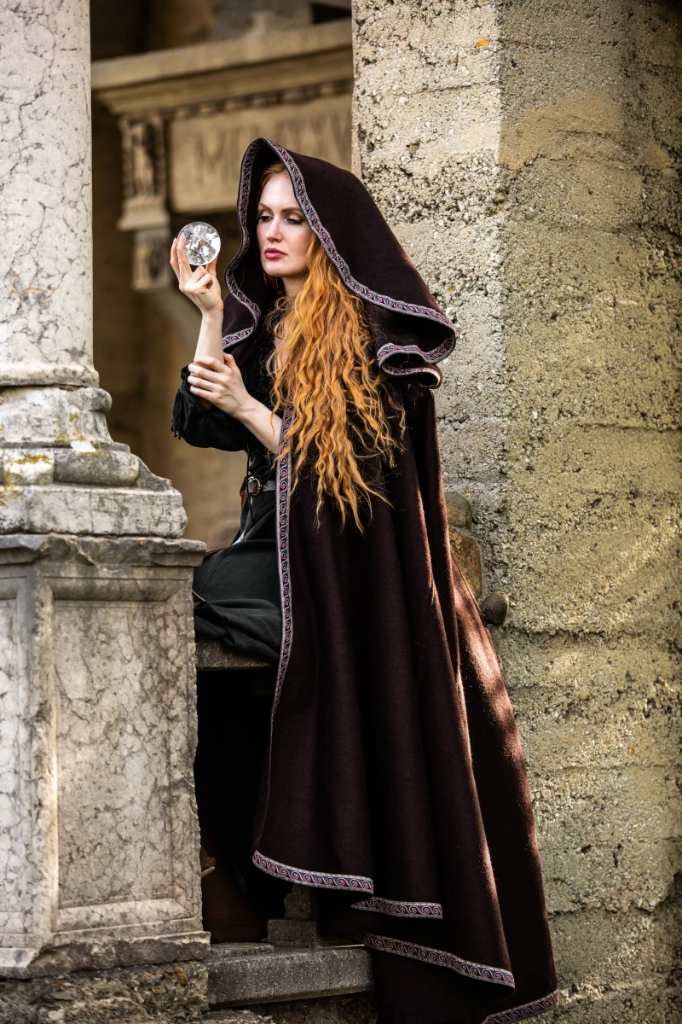 [6206b] Umhang mit großer Kapuze "Theresa" in Braun – Authentisches Accessoire für mittelalterliche Gewandungen