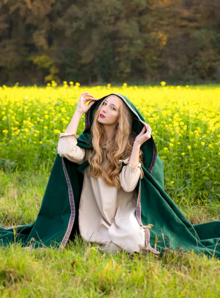 [6206g] Umhang mit großer Kapuze "Theresa" in Grün – Authentisches Accessoire für naturverbundene Gewandungen