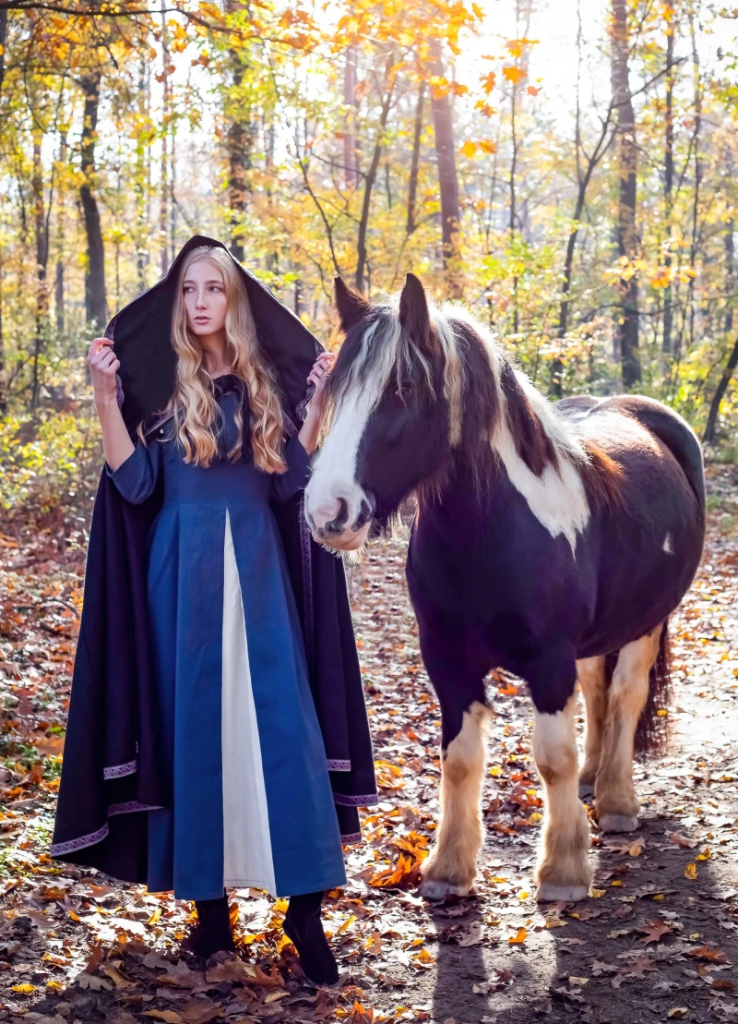 [6206s] Umhang mit großer Kapuze "Theresa" in Schwarz – Elegantes und mystisches Accessoire