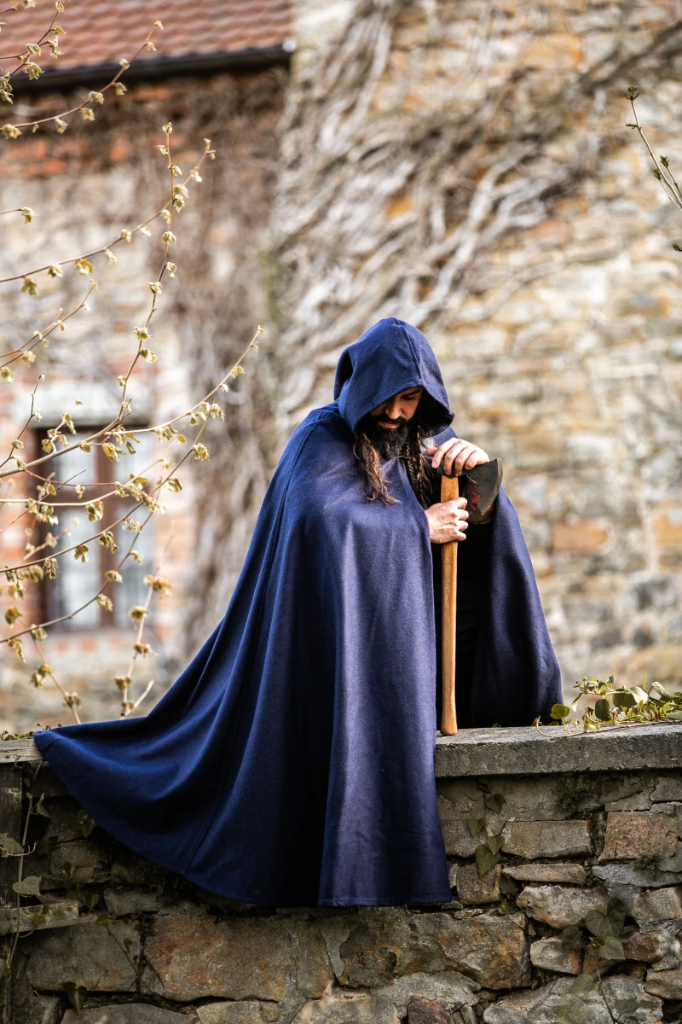 [6019bl] Wollumhang mit Fibel und langer Kapuze "Ilmar" in Blau – Stilvoller Schutz für historische Gewandungen